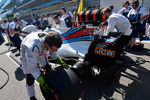 Команда «Уильямс» с болидом гонщика Фелипе Массы на российском этапе чемпионата мира по кольцевым автогонкам в классе «Формула-1»