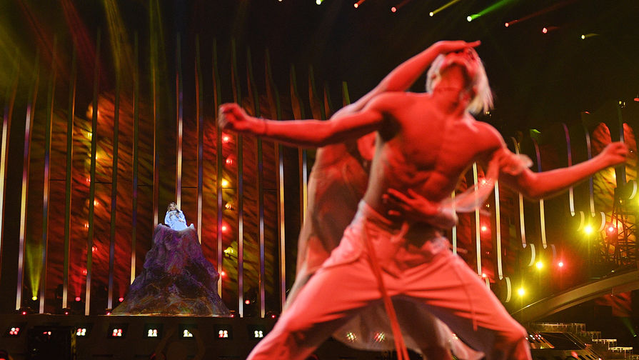 Российская певица Юлия Самойлова и артисты шоу-балета «Тодес» во время репетиции второго полуфинала конкурса «Евровидение-2018» в Лиссабоне, 9 мая 2018 года