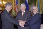 Президенты США, России и Украины Билл Клинтон, Борис Ельцин и Леонид Кравчук после церемонии подписания договора о выводе ядерного оружия с украинской территории в Кремле, 1994 год