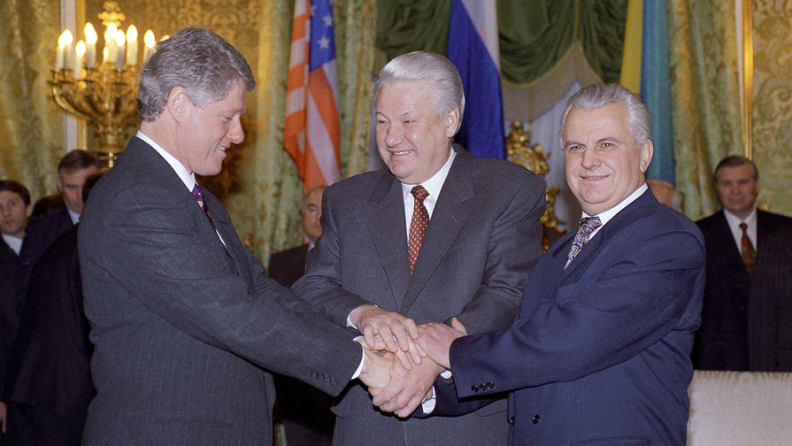Президенты США, России и Украины Билл Клинтон, Борис Ельцин и Леонид Кравчук после церемонии подписания договора о выводе ядерного оружия с украинской территории в Кремле, 1994 год