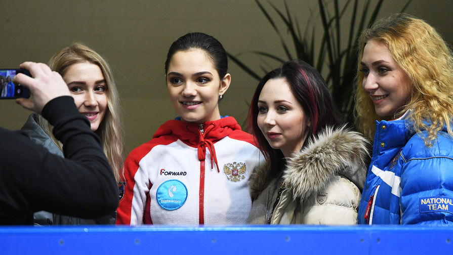 Евгения Медведева и Елизавета Туктамышева (в центре слева направо) после выступления в произвольной программе женского одиночного катания финала Кубка России, 22 февраля 2019 года