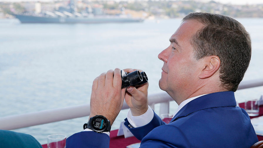 Севастополь. Премьер-министр России Дмитрий Медведев во время главного военно-морского парада в честь Дня ВМФ России, 28 июля 2019 