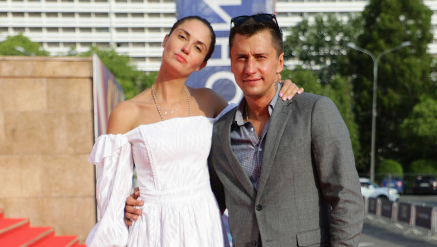 Павел Прилучный и Агата Муцениеце на красной ковровой дорожке во время кинофестиваля «Кинотавр» в Сочи, 2019 год