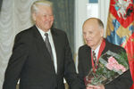 Борис Ельцин и Борис Патон. В 1998 году ему был вручен орден «За заслуги перед Отечеством» второй степени, 1998 год 