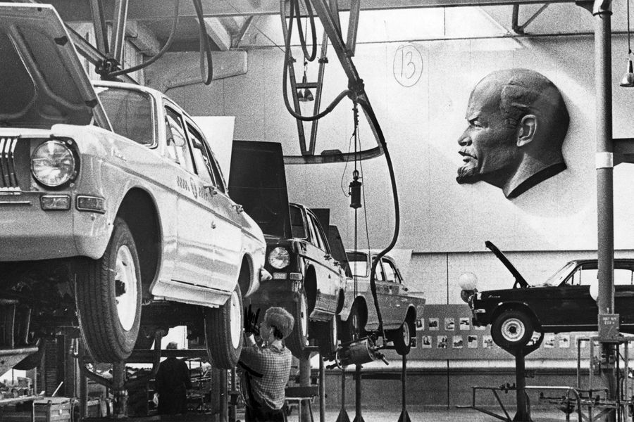 В цехе сборки легковых автомобилей ГАЗ, 1970-е годы