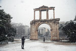 Во время снегопада в Афинах, Греция, 24 января 2022 года