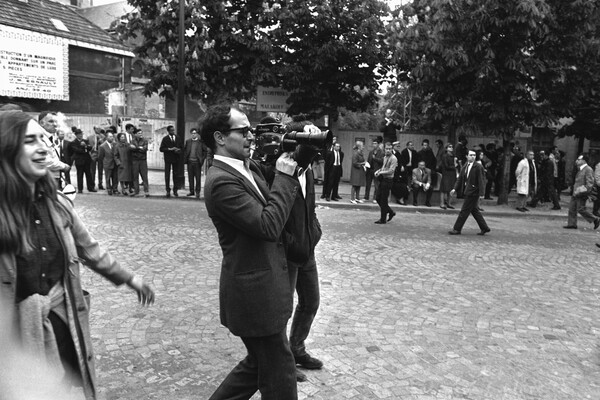 Жан-Люк Годар с&nbsp;камерой во время митинга студентов в&nbsp;Париже , 1968&nbsp;год