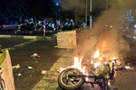 Протестующие подожгли полицейский мотоцикл в ходе протестов в Тегеране, Иран, 19 сентября 2022 года