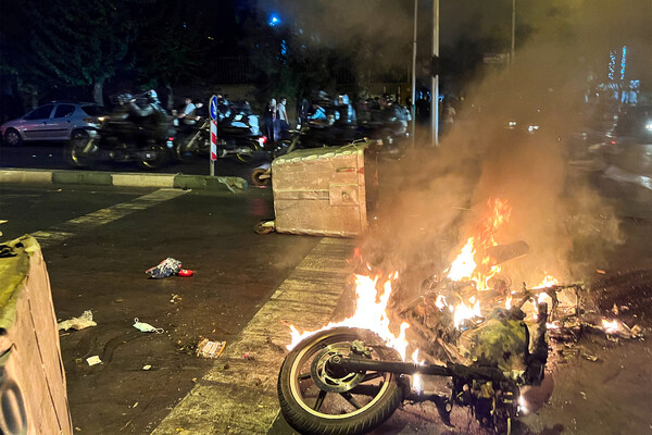 Протестующие подожгли полицейский мотоцикл в&nbsp;ходе протестов в&nbsp;Тегеране, Иран, 19&nbsp;сентября 2022&nbsp;года