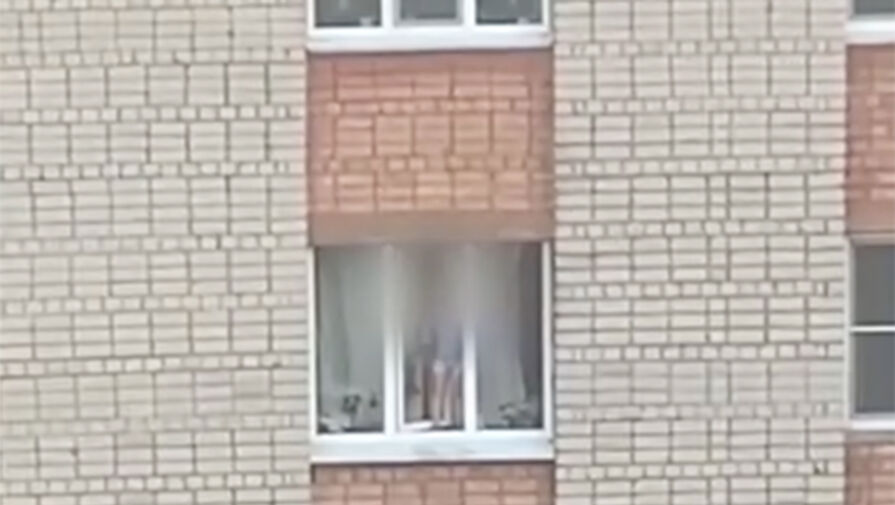 Под Вологдой полицейские спасли шестилетнего мальчика, стоявшего в открытом окне шестого этажа