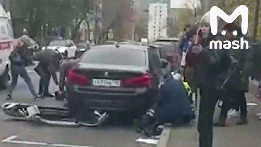 Mash: в Москве женщина на Mercedes сбила полицейского-мотоциклиста