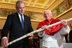 Папа Римский Бенедикт XVI и президент США Джордж Буш-мл. в частной библиотеке Ватикана, 2007 год