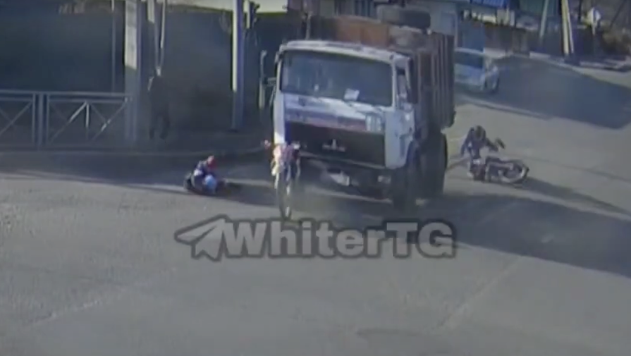 В Приамурье мусоровоз сбил двух мотоциклистов перед перекрестком