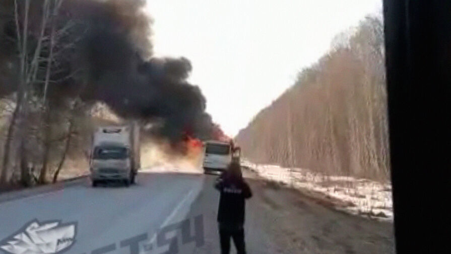 Рейсовый автобус загорелся на трассе под Новосибирском