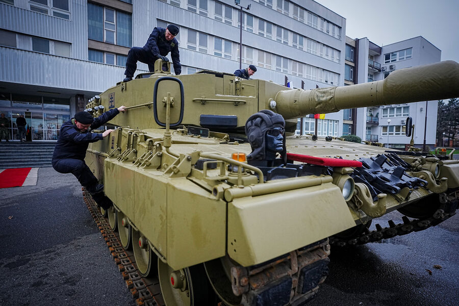 Военнослужащие Словакии на танке Leopard 2A4, 2022 год