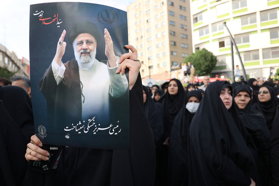 Люди скорбят после гибели президента Ирана Эбрахима Раиси в Тегеране, 20 мая 2024 года