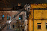 На месте пожара в швейном цеху по производству подушек по адресу улица Стромынка, дом 25 в Москве