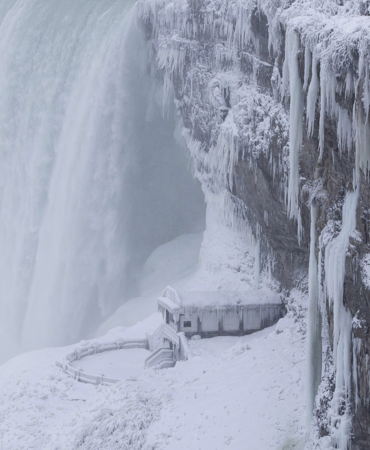 Winter falls. Замерзший водопад Ниагара. Ниагарский водопад 2019. Замерзший Ниагарский водопад 2014. Ниагарский водопад замерз 2019.