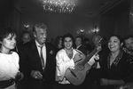 Французский актер Жан-Поль Бельмондо с солистами цыганского ансамбля в гостинице «Советская» во время визита в Москву, 1989 год
