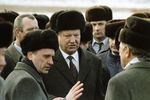 Президент России Борис Ельцин (в центре) и вице-премьер правительства РФ Геннадий Бурбулис (слева) в аэропорту Минска во время встречи глав государств - членов СНГ, 1991 год