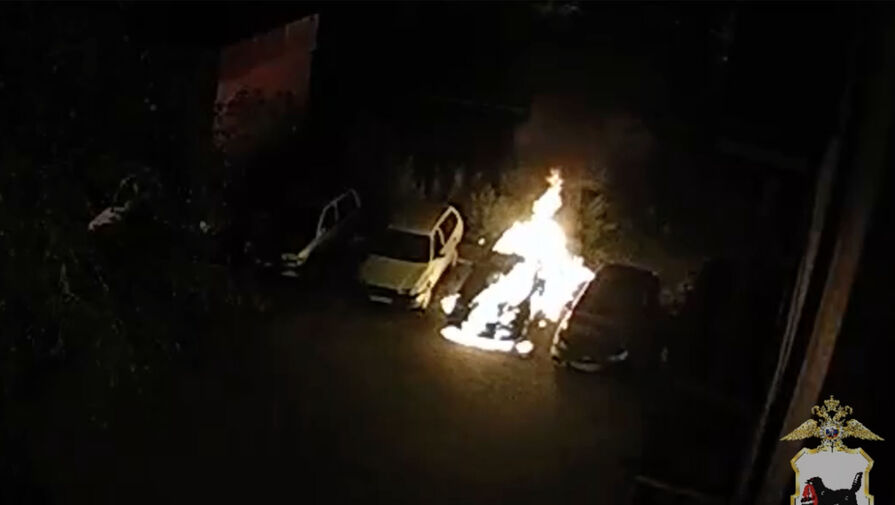 Подростки подожгли автомобиль из-за конфликта с его владельцем на дороге