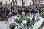 Люди во время церемонии прощания с рэпером Пашей Техником возле храма Петра и Павла в Лефортово в Москве, 11 апреля 2025 года