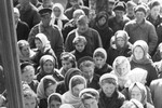 Работники колхоза «Торошковицы» Лужского района Ленинградской области у репродуктора во время сообщения о победе, 9 мая 1945 года