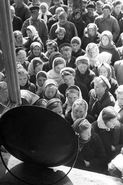 Работники колхоза &laquo;Торошковицы&raquo; Лужского района Ленинградской области у&nbsp;репродуктора во время сообщения о&nbsp;победе, 9&nbsp;мая 1945&nbsp;года