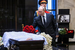 Президент РФ Владимир Путин на церемонии прощания с председателем Верховного суда РФ Ириной Подносовой в траурном зале ЦКБ Управления делами президента РФ в Москве, 24 июля 2025 года