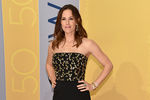 Американская актриса, режисср и продюсер Дженнифер Гарнер, один из лучших нарядов церемонии CMA Awards по версии издания Independent.ie 