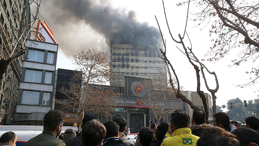 Прохожие на&nbsp;месте пожара в&nbsp;небоскребе Plasco в&nbsp;Тегеране, 19&nbsp;января 2017&nbsp;года