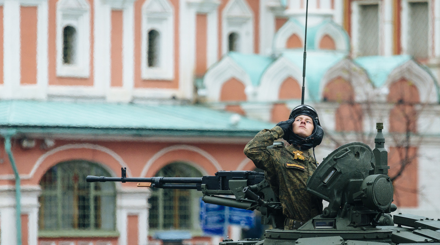 Военнослужащий на военном параде, посвященном 72-й годовщине победы в Великой Отечественной войне