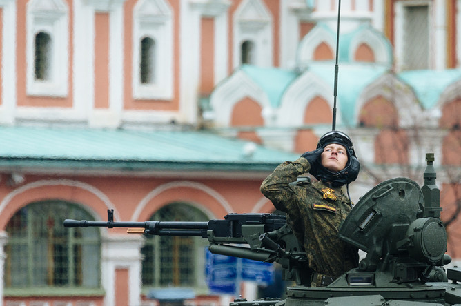 Военнослужащий на военном параде, посвященном 72-й годовщине победы в Великой Отечественной войне