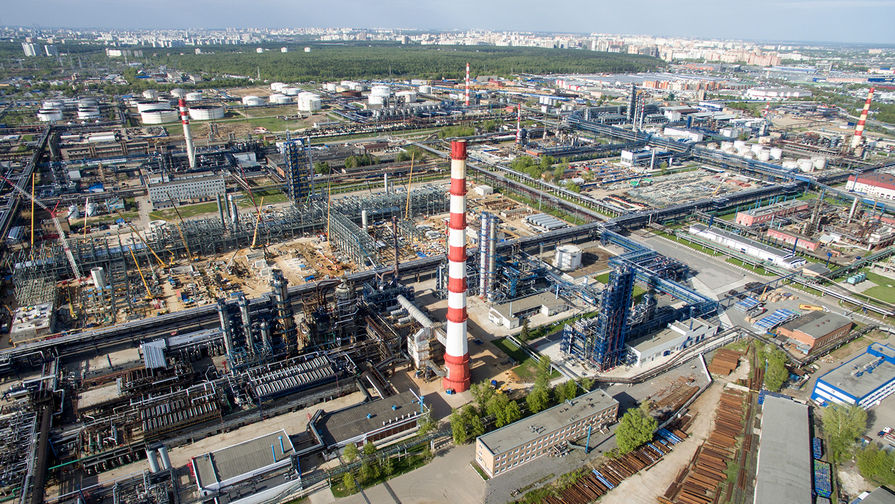 Московский нефтеперерабатывающий завод в районе Капотня