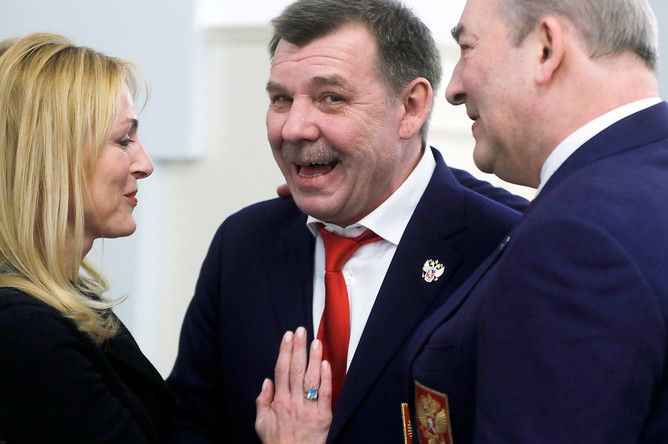 Президент Федерации хоккея России Владислав Третьяк, главный тренер сборной России по хоккею Олег Знарок и его супруга Илона на церемонии вручения государственных наград победителям и призерам XXIII зимних Олимпийских игр в Пхенчхане, 28 февраля 2018 года