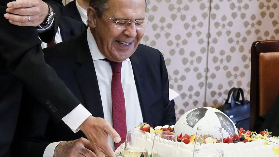 Глава МИД России Сергей Лавров получил в подарок торт в виде футбольного мяча