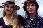 Вокалист The Rolling Stones Мик Джаггер с супругой Джерри Холл во время празднования 50-летия, 1993 год