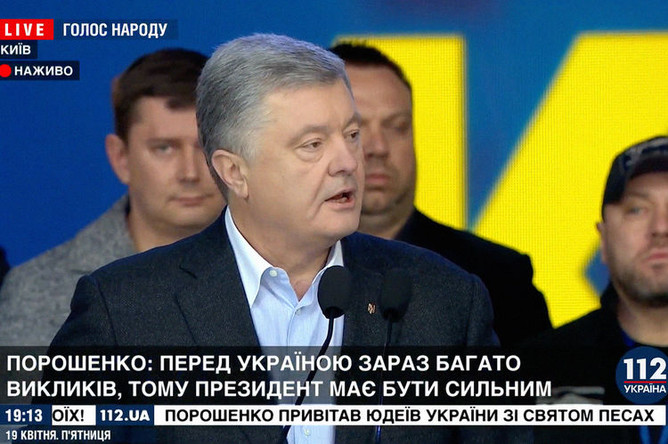 На стадионе «Олимпийский» в Киеве во время дебатов между действующим президентом Украины Петром Порошенко и его соперником в президентской гонке Владимиром Зеленским, 19 апреля 2019 года