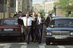 Геннадий Зюганов (на переднем плане) направляется на избирательный участок, 1996 год
