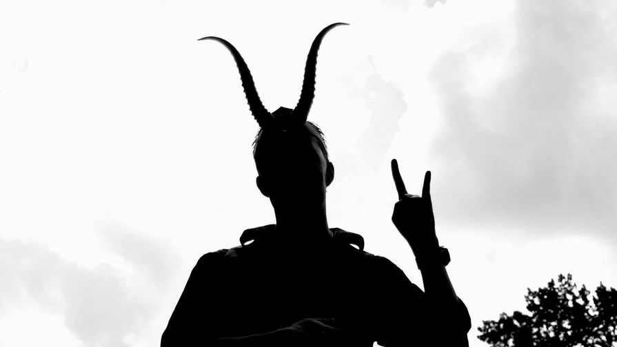 "Сатанизм никому не мешает": автор "черных икон" ответила на жалобу депутата Госдумы
