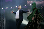 Рамзан Кадыров танцует с Народной артисткой Аминой Ахмадовой на праздновании Дня города, 2011 год