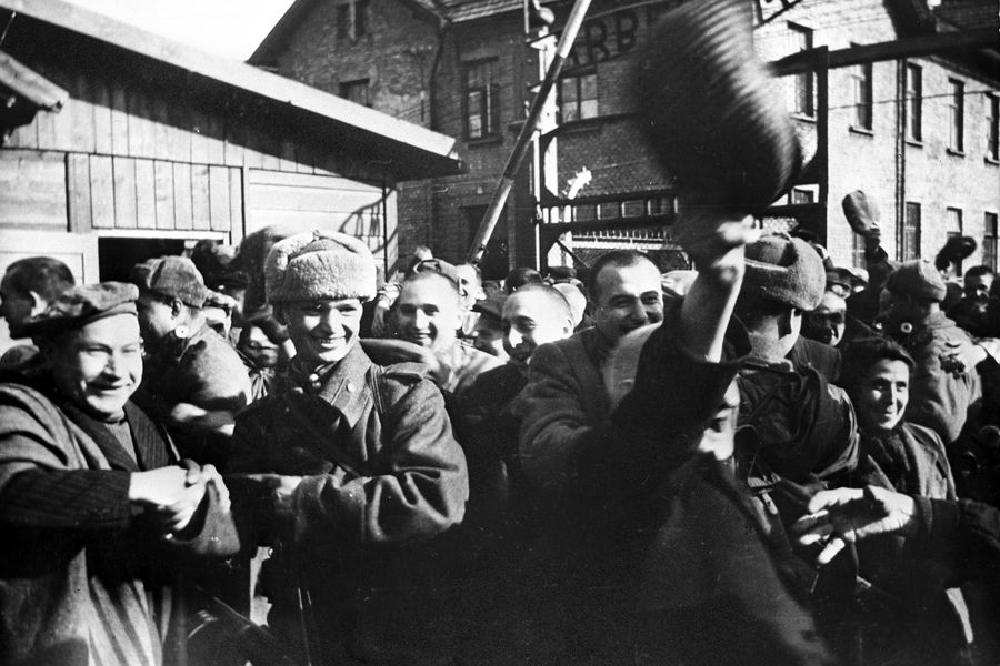 Вторая мировая война. Узники Освенцима в первые минуты после освобождением лагеря Советской Армией, 1945 год 