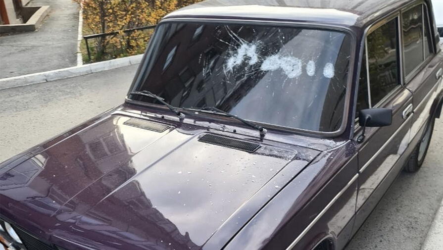 В Тюмени женщина разбила молотком стекла у четырех автомобилей