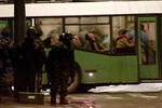 Автобус с освобожденными заложниками у Театрального центра на Дубровке в Москве, 26 октября 2002 года