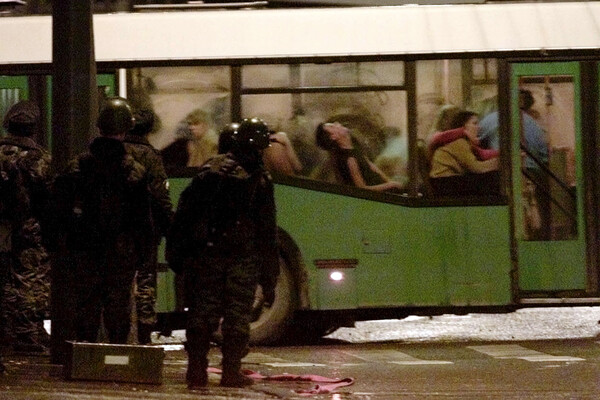 Автобус с&nbsp;освобожденными заложниками у&nbsp;Театрального центра на&nbsp;Дубровке в&nbsp;Москве, 26&nbsp;октября 2002&nbsp;года