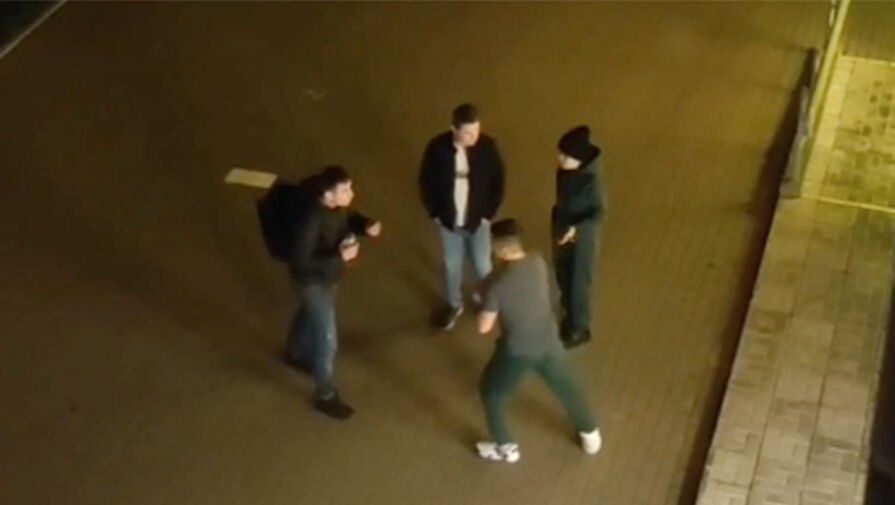 В Санкт-Петербурге пьяный мужчина со сломанной ногой попытался избить курьера костылем