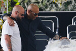 Эдиньо, сын Пеле, у гроба во время церемонии прощания с отцом на стадионе «Вила Белмиро» в Сантосе, 2 января 2023 года

