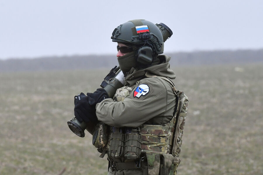 Боец добровольческого батальона имени Павла Судоплатова на полигоне в Запорожской области, январь 2023 года