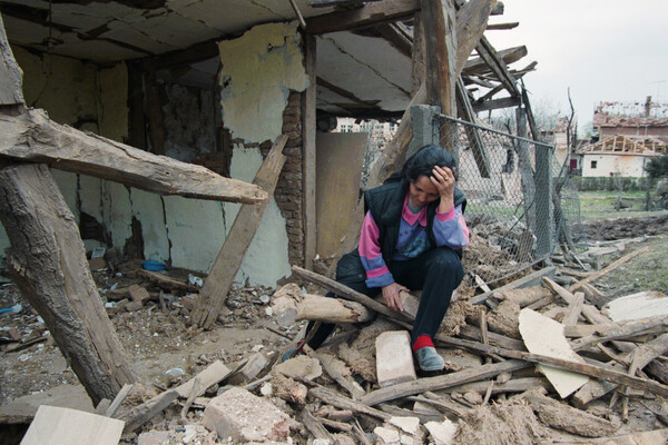 Жительница города Чуприя Ружица Маринкович на развалинах своего дома, разрушенного в результате ночных бомбардировок самолетами НАТО, 1999 год