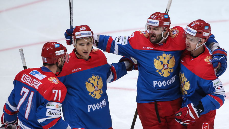 Хоккеисты сборной России радуются заброшенной шайбе в проигранном матче с чехами